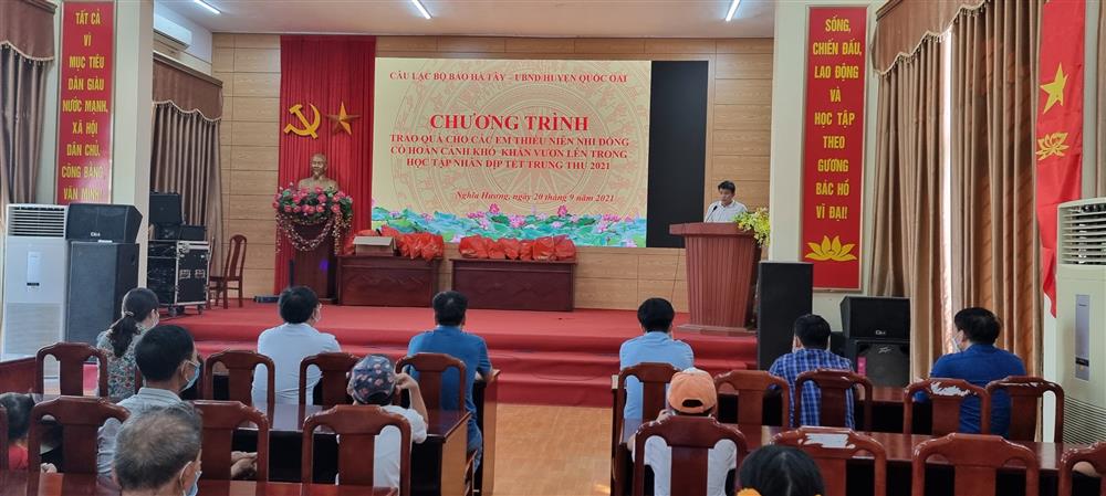 Quốc Oai - Hà Nội: Tặng quà trung thu cho các em thiếu niên, nhi đồng có hoàn cảnh khó khăn